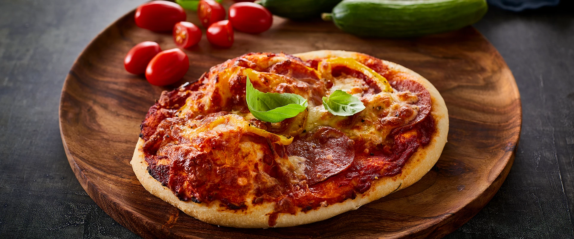 Mini pizza med tomat, Sønderjysk Spegepølse og basilikum
