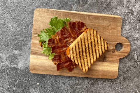 Flettet bacon brugt i en sandwich